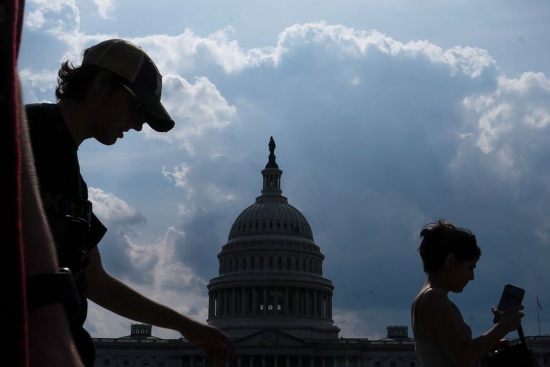 &copy; Reuters. Visitors walk past the U.S. Capitol building in Washington, D.C., U.S., June 4, 2024. REUTERS/Nathan Howard/File Photo