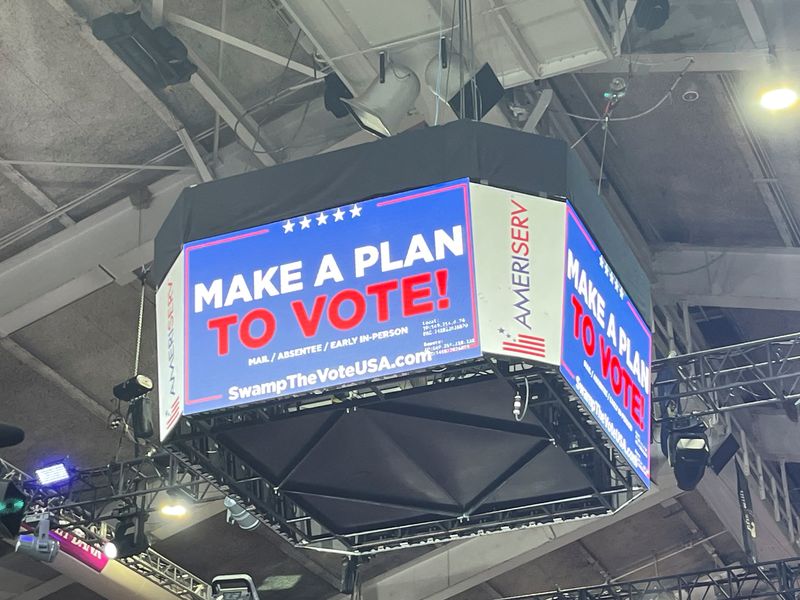 &copy; Reuters. A view shows a jumbotron urging Trump supporters to make a plan to vote early or in-person on Election Day, during a campaign rally in Johnstown, Pennsylvania, U.S., August 30, 2024. REUTERS/Nathan Layne