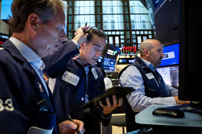 &copy; Reuters. Traders work on the floor at the New York Stock Exchange (NYSE) in New York City, U.S., September 4, 2024.  REUTERS/Brendan McDermid/File Photo