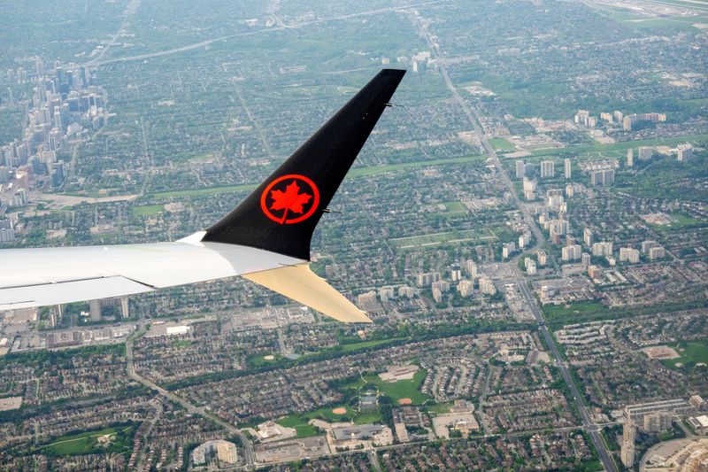 © Reuters. FILE PHOTO: An Air Canada plane is seen in the air after departing from Pearson International Airport in Toronto, Ontario, Canada May 16, 2022.  REUTERS/Carlos Osorio/File Photo