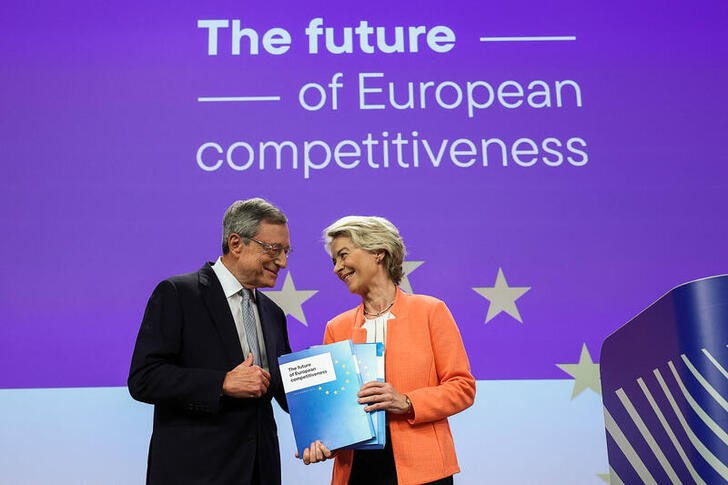 © Reuters. European Commission President Ursula von der Leyen holds Former European Central Bank (ECB) chief Mario Draghi's report on EU competitiveness and recommendations, as they attend a press conference, in Brussels, Belgium September 9, 2024. REUTERS/Yves Herman