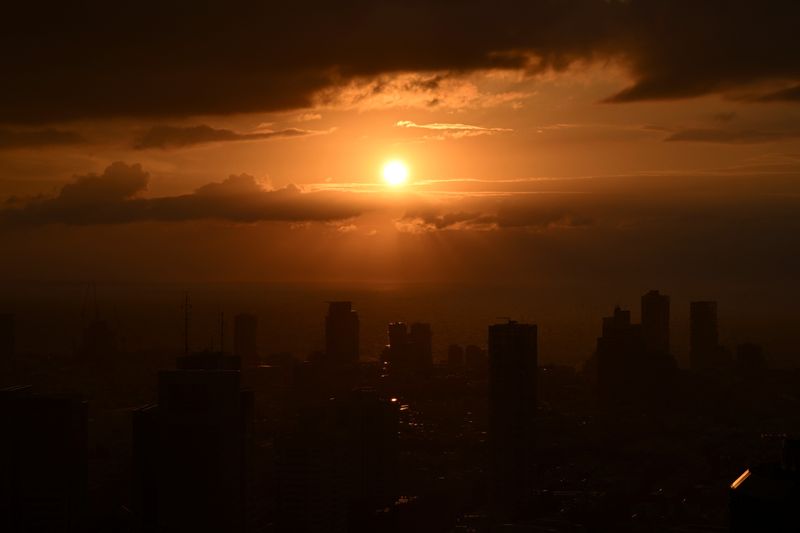 &copy; Reuters. FILE PHOTO: The sun sets over the Tel Aviv skyline, amid the ongoing conflict between Israel and the Palestinian Islamist group Hamas, in Tel Aviv, Israel, February 18, 2024. REUTERS/Dylan Martinez/File Photo