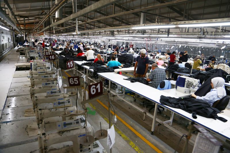 © Reuters. Employees work next to an empty production line at a garment factory in the organized industrial zone in Corum, Turkey, August 23, 2024. REUTERS/Cagla Gurdogan/File Photo