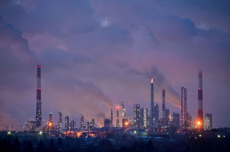 © Reuters. FILE PHOTO: Flue gas and steam rise out of chimneys and smokestacks of an oil refinery during sunset on a frosty day in the Siberian city of Omsk, Russia, February 8, 2023. REUTERS/Alexey Malgavko/File Photo