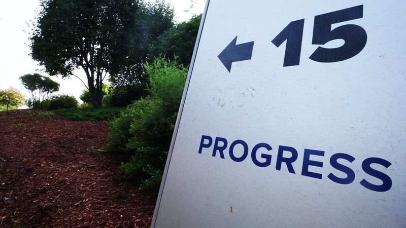 © Reuters. A sign points the way to the offices of Progress Software in Burlington, Massachusetts, U.S., July 26, 2023. REUTERS/Brian Snyder/File Photo