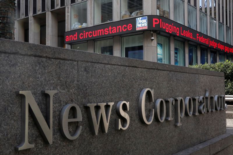 © Reuters. FILE PHOTO: The Fox News electronic ticker is seen outside the News Corporation building in New York City, New York, U.S., November 8, 2017. REUTERS/Shannon Stapleton/File Photo