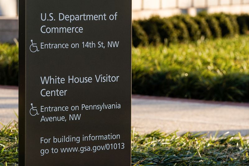 © Reuters. A sign in front of Department of Commerce building is seen before an expected report of new home sales numbers in Washington, U.S., January 26, 2022.      REUTERS/Joshua Roberts/File Photo