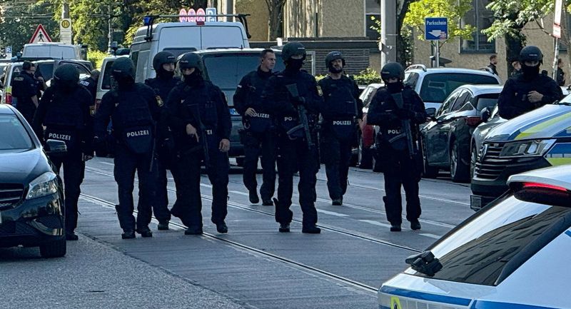 &copy; Reuters. Policiais protegem área onde polícia alemã abriu fogo contra suspeito após agentes verem alguém que parecia carregar uma arma de fogo perto do consulado de Israel em Muniquen05/09/2024 REUTERS/vifogra/Paul