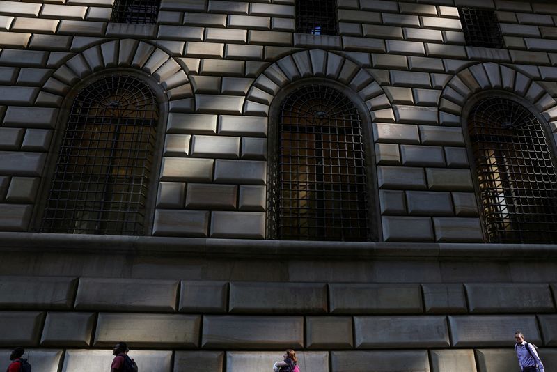 © Reuters. FILE PHOTO: People walk by the Federal Reserve Bank of New York in the financial district of New York City, U.S., June 14, 2023. REUTERS/Shannon Stapleton/File Photo