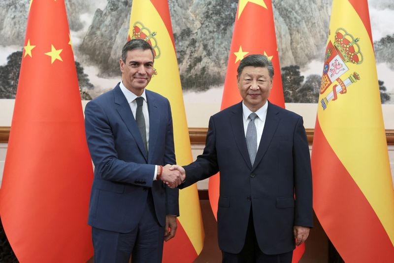 &copy; Reuters. Primeiro-ministro da Espanha, Pedro Sánchez, e presidente da China, Xi Jinping, cumprimentam-se durante visita do líder espanhol a Pequimn09/09/2024 China Daily via REUTERS