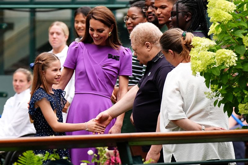 © Reuters. FILE PHOTO: Britain's Catherine, Princess of Wales and Princess Charlotte meet ground staff day fourteen of the 2024 Wimbledon Championships at the All England Lawn Tennis and Croquet Club, London, Britain, ahead of Kate presenting the trophy to the winner of the men's final. Picture date: Sunday, July 14, 2024. Aaron Chown/Pool via REUTERS/File Photo