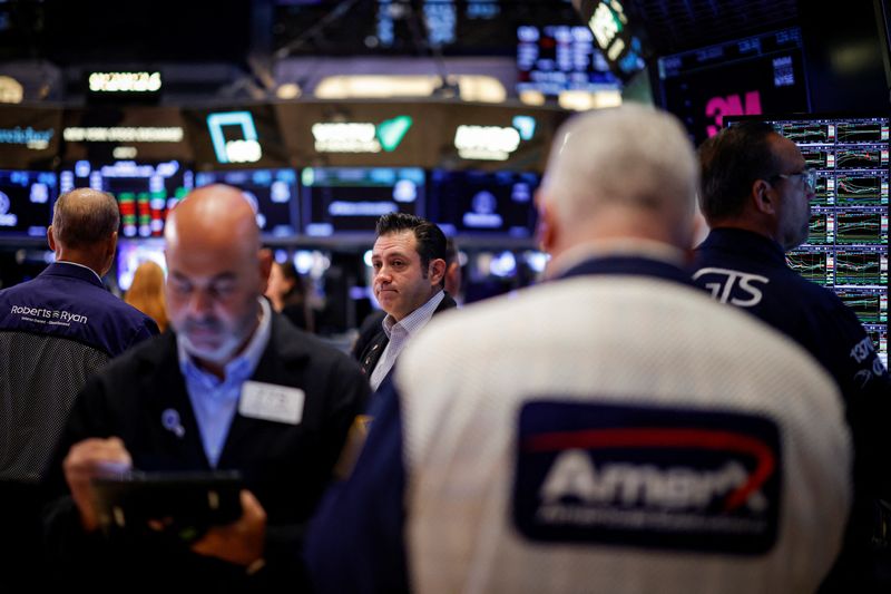 © Reuters. FILE PHOTO: Traders work on the floor of the New York Stock Exchange (NYSE) in New York City, U.S., September 9, 2024. REUTERS/Brendan McDermid/File Photo