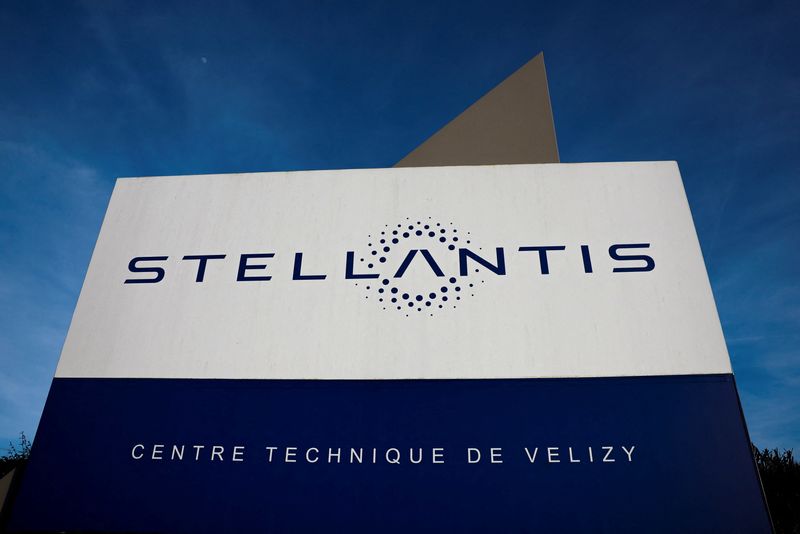 © Reuters. Logo da Stellantis no prédio da companhia em Velizy-Villacoublay, próximo de Paris, França 
19/03/2024
REUTERS/Gonzalo Fuentes