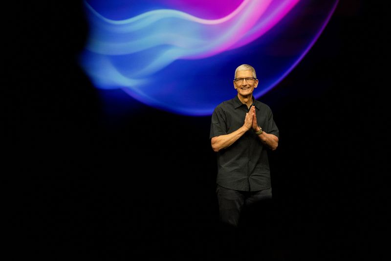 © Reuters. ทิม คุก ซีอีโอของ Apple กล่าวทักทายผู้เข้าร่วมงานในงานที่ Apple จัดขึ้นที่ Steve Jobs Theater ในวิทยาเขตของบริษัทในเมืองคูเปอร์ติโน รัฐแคลิฟอร์เนีย สหรัฐอเมริกา เมื่อวันที่ 9 กันยายน 2024 REUTERS/Manuel Orbegozo