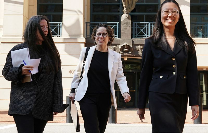 © Reuters. Google lead attorney Karen Dunn walks from the courthouse, as opening arguments began in Google's second antitrust case, where the U.S. Justice Department accuses it of monopolising online advertising technology, at U.S. District Court in Alexandria, Virginia, U.S., September 9, 2024. REUTERS/Kevin Lamarque