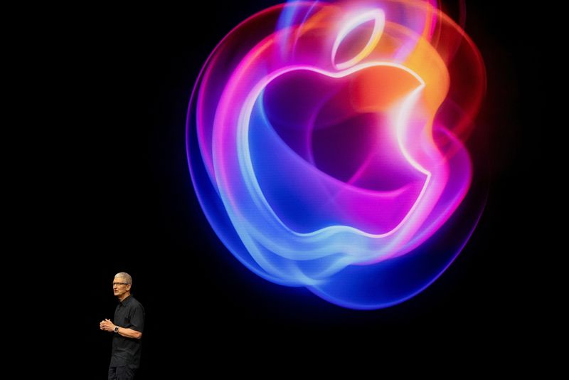 &copy; Reuters. CEO of Apple Tim Cook gives a presentation as Apple holds an event at the Steve Jobs Theater on its campus in Cupertino, California, U.S. September 9, 2024. REUTERS/Manuel Orbegozo