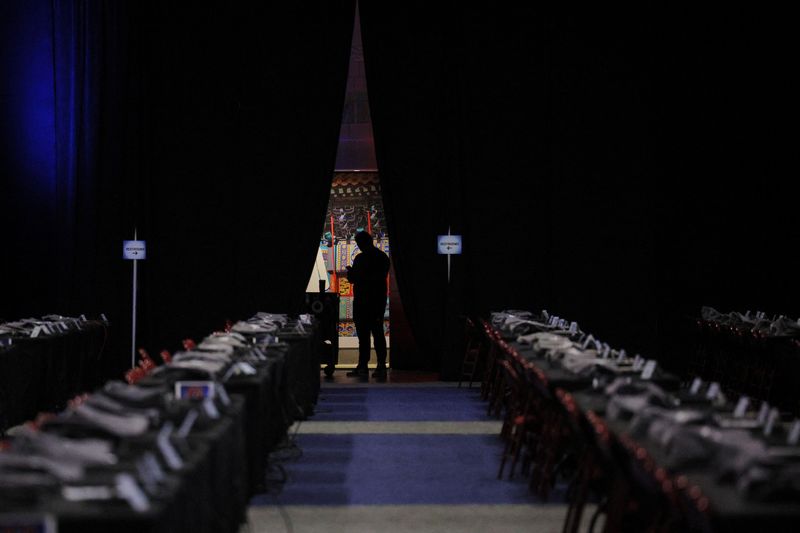 © Reuters. Preparations are underway in the media centre ahead of the debate between Republican presidential nominee and former U.S. President Donald Trump and Democratic presidential nominee and U.S. Vice President Kamala Harris in Philadelphia, Pennsylvania, U.S., September 9, 2024.  REUTERS/Brian Snyder