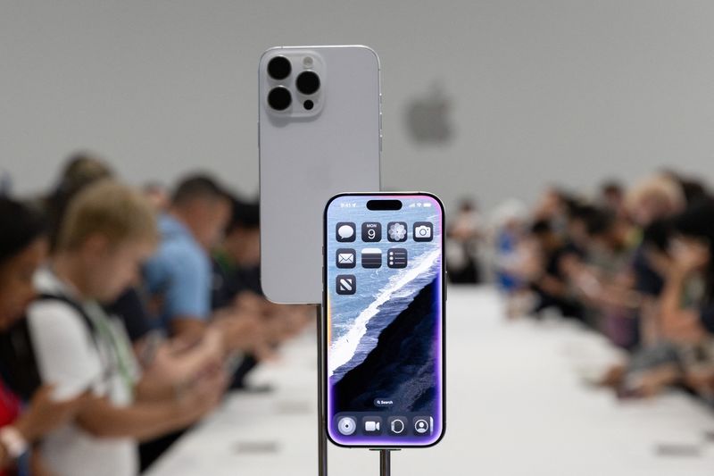 © Reuters. The iPhone 16 Pro is seen at an event at the Steve Jobs Theater on its campus in Cupertino, California, U.S. September 9, 2024. REUTERS/Manuel Orbegozo