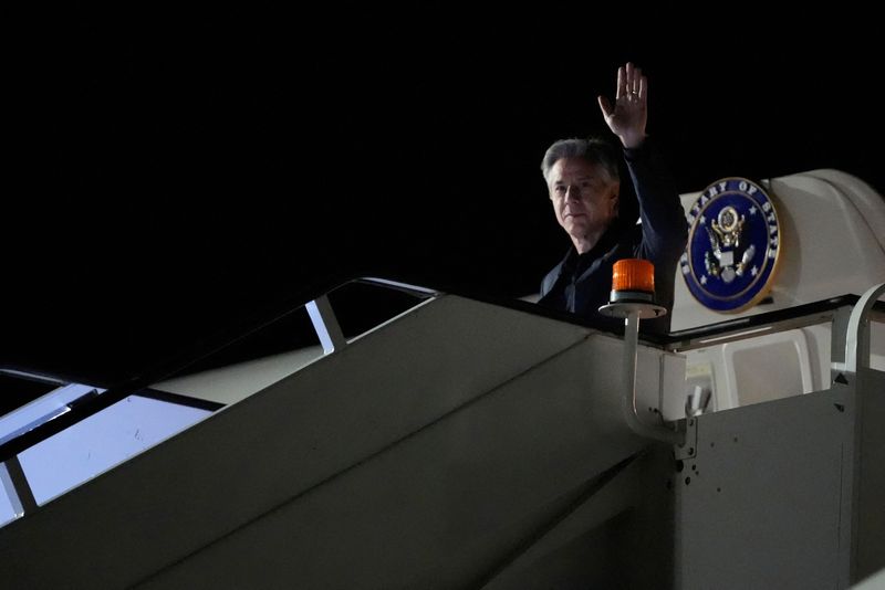 © Reuters. U.S. Secretary of State Antony Blinken waves as he leaves his plane after arriving in London, Monday, Sept. 9, 2024. Mark Schiefelbein/Pool via REUTERS