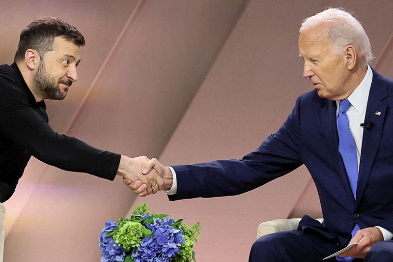 © Reuters. FILE PHOTO: U.S. President Joe Biden and Ukraine's President Volodymyr Zelenskiy shake hands during a bilateral meeting during NATO's 75th anniversary summit in Washington, U.S., July 11, 2024. REUTERS/Leah Millis/File Photo