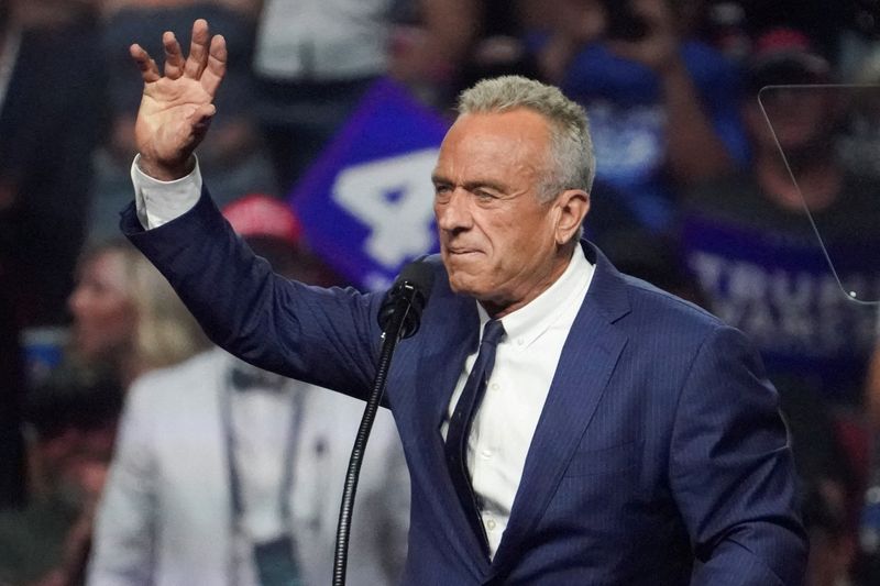 © Reuters. FILE PHOTO: Former independent presidential candidate Robert F. Kennedy Jr. gestures during Republican presidential nominee and former U.S. President Donald Trump's rally in Glendale, Arizona, U.S., August 23, 2024. REUTERS/Go Nakamura/File Photo