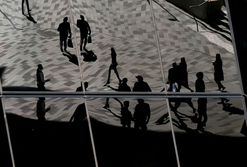 © Reuters. FILE PHOTO: Workers are reflected in an office building's windows in Sydney's Barangaroo business district in Australia's largest city, May 8, 2017.  REUTERS/Jason Reed//File Photo