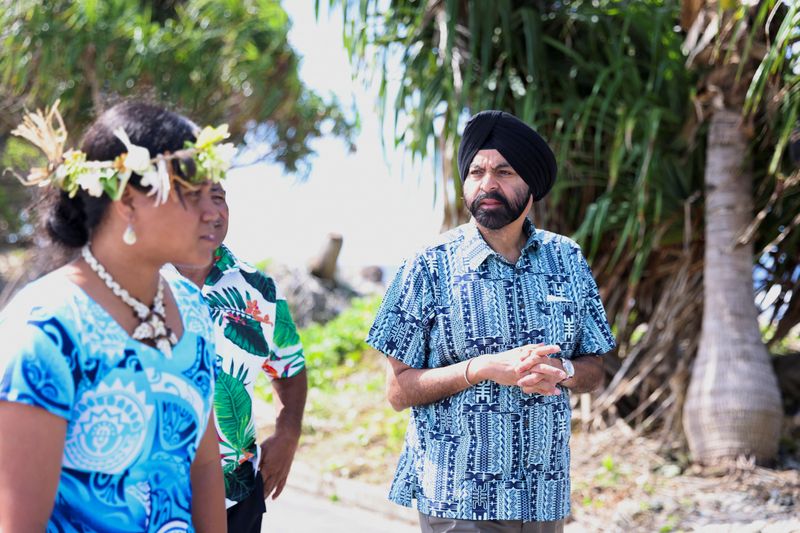 © Reuters. FILE PHOTO: World Bank's president Ajay Banga views the impact of sea level rise in Funafuti, Tuvalu, September 6, 2024. REUTERS/Kirsty Needham/File Photo