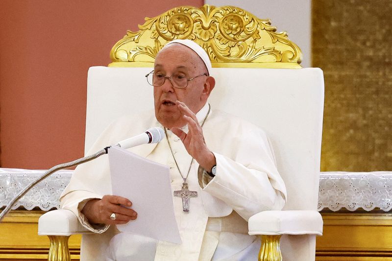 © Reuters. Pope Francis delivers his address during a meeting with members of the clergy, seminarians and catechists, at the Cathedral of the Immaculate Conception, during his apostolic trip to Asia, in Dili, East Timor, September 10, 2024. REUTERS/Willy Kurniawan