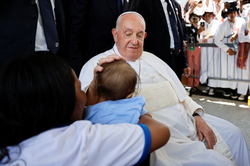 © Reuters. Pope Francis greets Catholic faithfuls at the Cathedral of the Immaculate Conception, during his apostolic trip to Asia, in Dili, East Timor, September 10, 2024. REUTERS/Willy Kurniawan