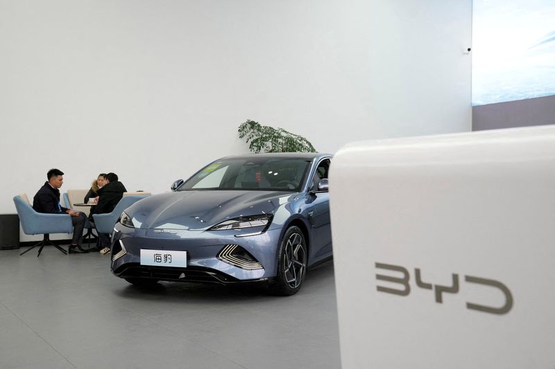 © Reuters. FILE PHOTO: A BYD Seal electric vehicle (EV) is displayed at a car dealership in Shanghai, China, February 3, 2023. REUTERS/Aly Song/File Photo