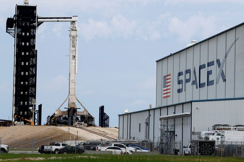 © Reuters. A SpaceX Falcon 9 rocket is shown as it is prepared for another launch attempt for Polaris Dawn, a private human spaceflight mission, at the Kennedy Space Center in Cape Canaveral, Florida, U.S. September 9, 2024. Two crew members are expected to attempt the first-ever private spacewalk. REUTERS/Joe Skipper