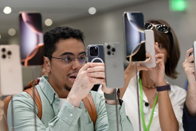 &copy; Reuters. FILE PHOTO: An attendee takes a photo of the new iPhone 16 as Apple holds an event at the Steve Jobs Theater on its campus in Cupertino, California, U.S. September 9, 2024. REUTERS/Manuel Orbegozo/File Photo