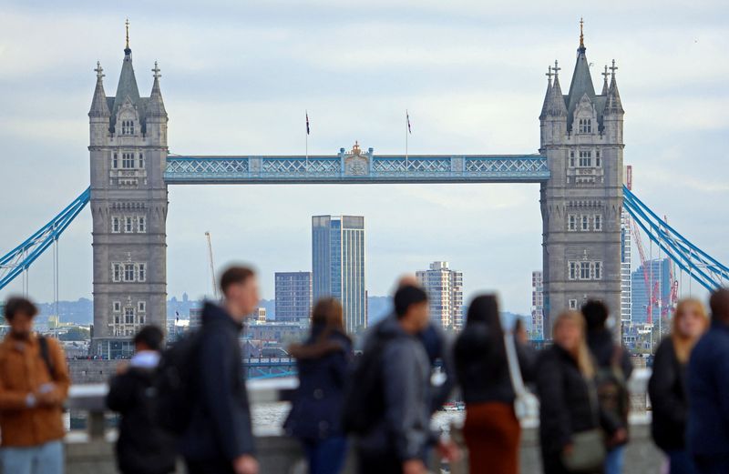 © Reuters. People walk over London Bridge looking at a view of Tower Bridge in the City of London financial district in London, Britain, October 25, 2023.  REUTERS/ Susannah Ireland/File Photo