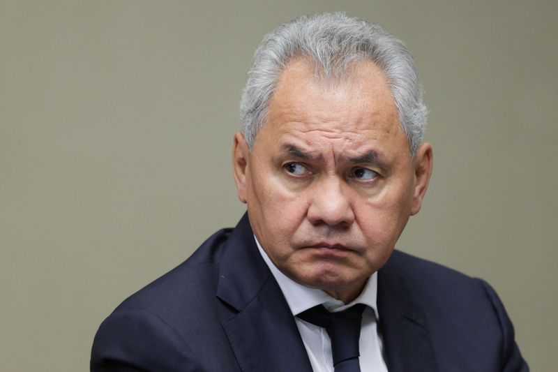 &copy; Reuters. Il segretario del Consiglio di sicurezza russo Sergei Shoigu partecipa a una riunione dedicata alla situazione nel sud del Paese in seguito all'incursione delle truppe ucraine, in una residenza fuori Mosca, Russia, 12 agosto 2024. Sputnik/Gavriil Grigorov