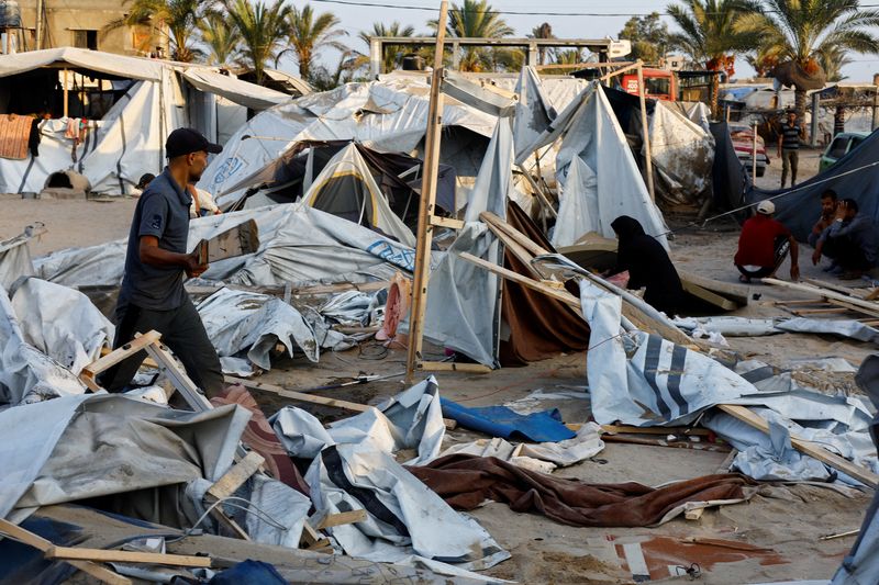 &copy; Reuters. Palestinesi ispezionano il sito dopo gli attacchi israeliani a una tendopoli che ospitava sfollati, nell'ambito del conflitto tra Israele e Hamas, nell'area di Al-Mawasi a Khan Younis, nel sud della Striscia di Gaza, 10 settembre 2024. REUTERS/Mohammed Sa