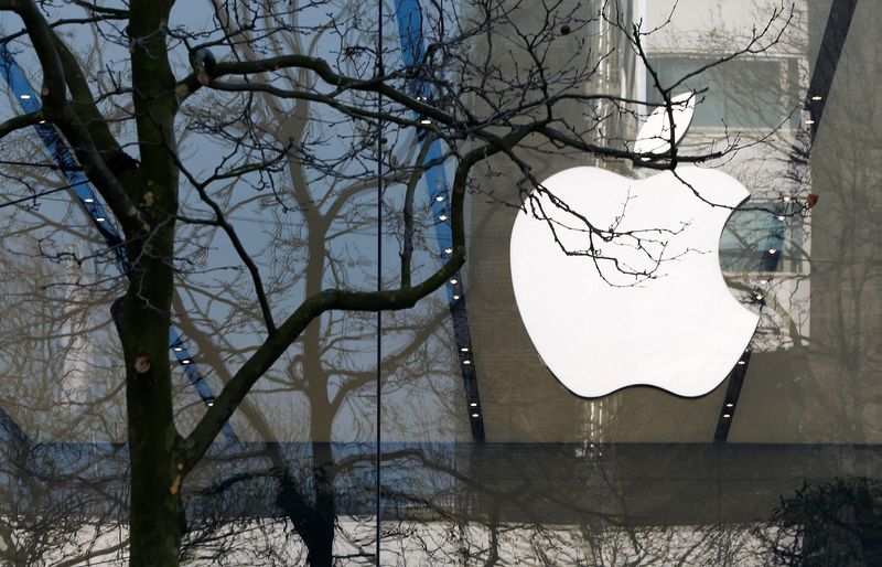 © Reuters. FILE PHOTO: An Apple logo is seen at the entrance of an Apple store in central Brussels, Belgium March 10, 2016. REUTERS/Yves Herman/File Photo