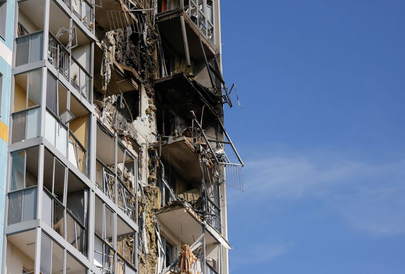 © Reuters. A view shows a damaged multi-storey residential building following an alleged Ukrainian drone attack in the course of Russia-Ukraine conflict, in Ramenskoye in the Moscow region, Russia September 10, 2024. REUTERS/Maxim Shemetov