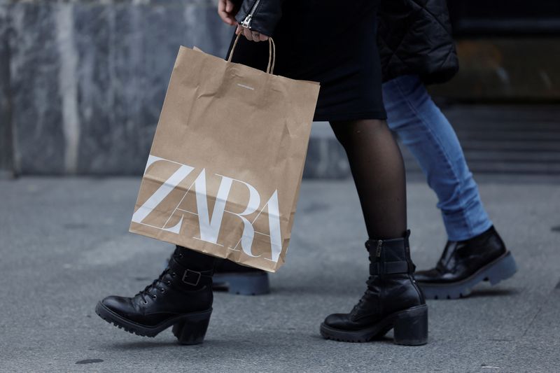 &copy; Reuters. FILE PHOTO: A woman carries a bag from Spanish multinational retail clothing chain Zara, the flagship brand of the Inditex clothing company, in the Gran Via of Bilbao, Spain, March 12, 2024. REUTERS/Vincent West/File Photo