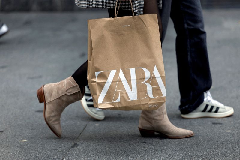 © Reuters. FILE PHOTO: A woman carries a bag from Spanish multinational retail clothing chain Zara, the flagship brand of the Inditex clothing company, in the Gran Via of Bilbao, Spain, March 12, 2024. REUTERS/Vincent West/File Photo