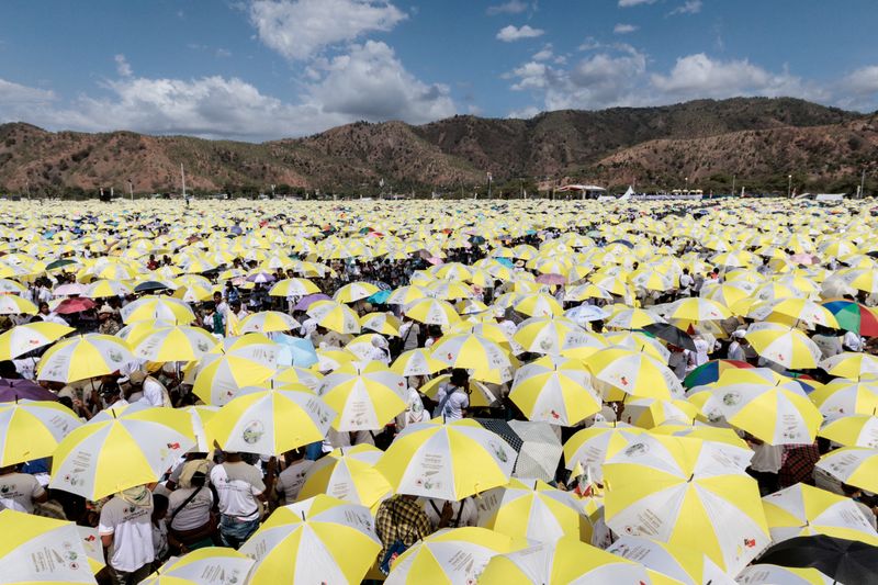 © Reuters. Catholic faithful wait for Pope Francis to lead a holy mass at Taci Tolu Park in Dili, East Timor, September 10, 2024. YASUYOSHI CHIBA/Pool via REUTERS