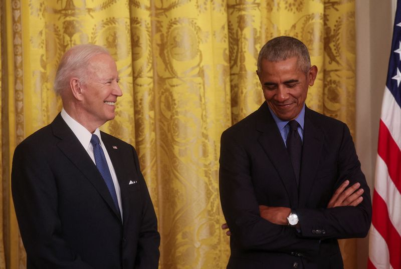 &copy; Reuters. FILE PHOTO: U.S. President Joe Biden stands with former President Barack Obama during an event on the Affordable Care Act, the former president's top legislative accomplishment, in the East Room at the White House in Washington, U.S., April 5, 2022. REUTE