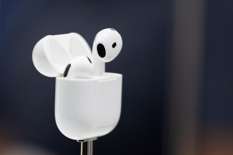 &copy; Reuters. The fourth generation of AirPods is showcased as Apple holds an event at the Steve Jobs Theater on its campus in Cupertino, California, U.S. September 9, 2024. REUTERS/Manuel Orbegozo/File Photo