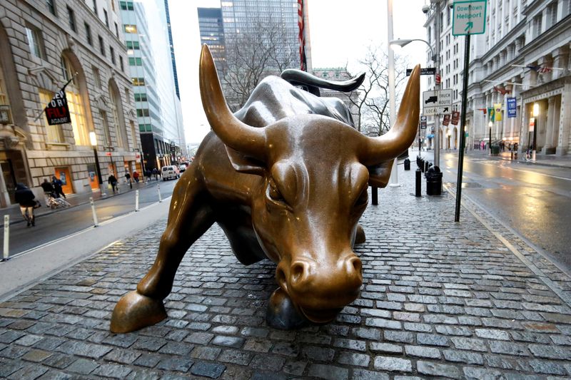 &copy; Reuters. FILE PHOTO: The Wall Street bull is seen in the financial district in New York, U.S., March 7, 2017. REUTERS/Brendan McDermid/File Photo