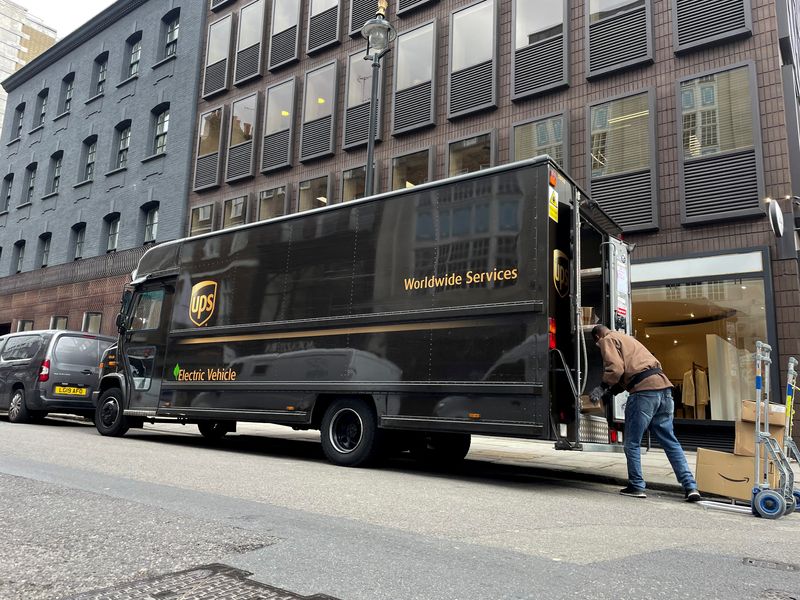 © Reuters. FILE PHOTO: A Mercedes electric UPS delivery truck is seen in London's Mayfair shopping district, Britain, March 27, 2024. REUTERS/Lisa Baertlein/File Photo