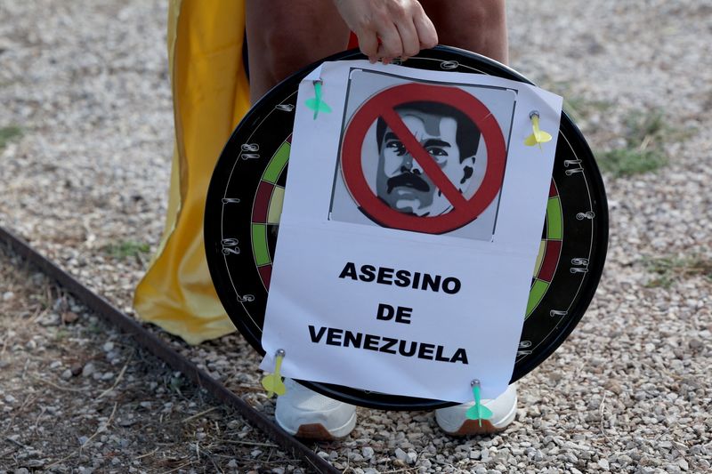 &copy; Reuters. Simpatizante da oposição venezuela segura cartaz contra o presidente da Venezuela, Nicolás Maduro, na base aérea de Torrejón de Ardoz, em Madrin08/09/2024 REUTERS/Violeta Santos Moura