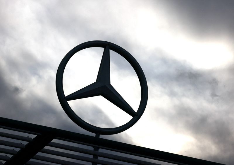 &copy; Reuters. FILE PHOTO: A logo of the Mercedes-Benz is seen outside a Mercedes-Benz car dealer in Brussels, Belgium March 13, 2023. REUTERS/Yves Herman/File Photo