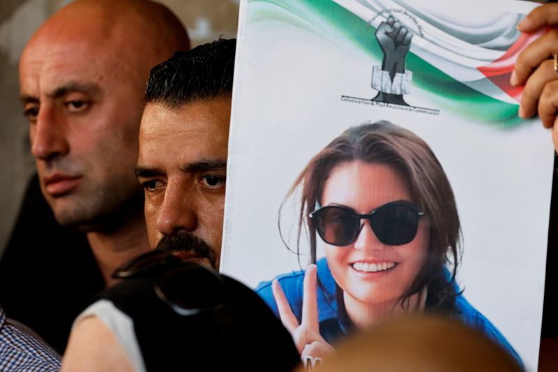 © Reuters. A person holds an image of Turkish-American activist Aysenur Ezgi Eygi, who was shot dead by Israeli forces, as Palestinians march to honour her, in Nablus, in the Israeli- occupied West Bank, September 8, 2024. REUTERS/Raneen Sawafta