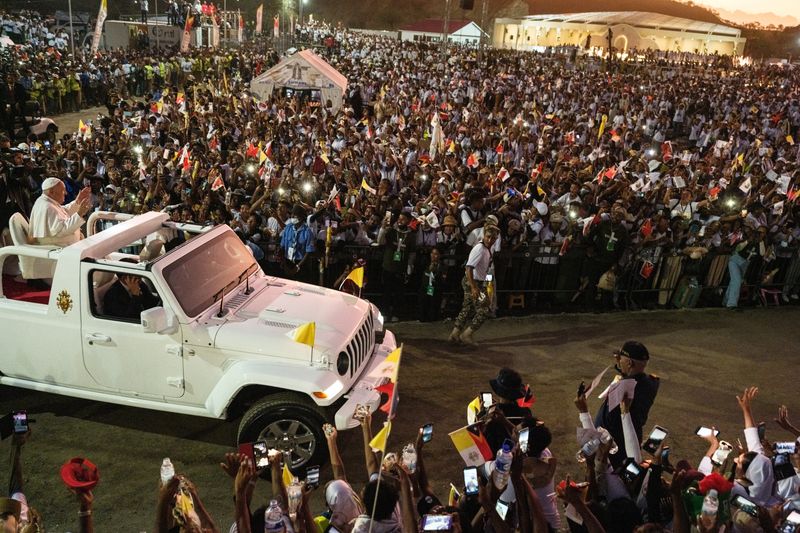 © Reuters. Pope Francis gestures to the Catholic faithful after leading holy mass at the Esplanade of Tasitolu in Dili, East Timor, on September 10, 2024.  YASUYOSHI CHIBA/Pool via REUTERS