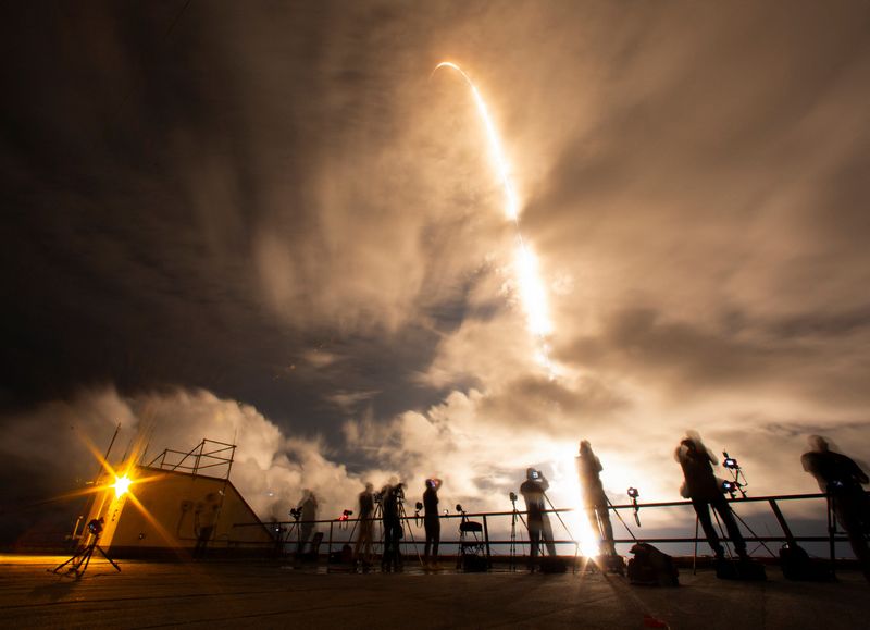 © Reuters. A SpaceX Falcon 9 rocket lifts off with Polaris Dawn, a private human spaceflight mission with two crew members expected to attempt the first-ever private spacewalk, at the Kennedy Space Center in Cape Canaveral, Florida, U.S. September 10, 2024. REUTERS/Joe Skipper