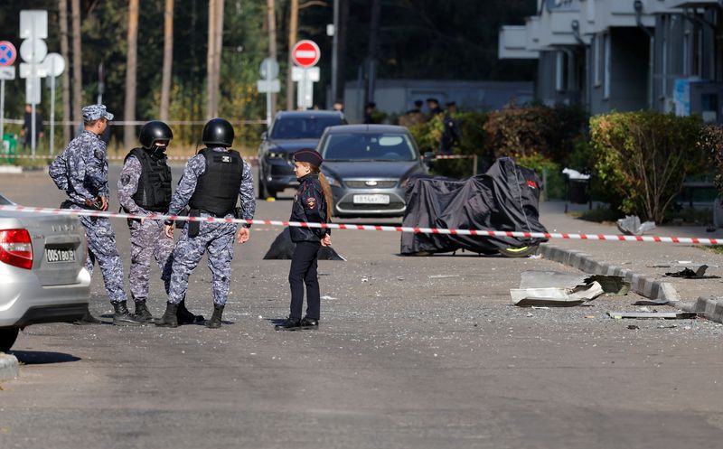 © Reuters. Law enforcement officers stand guard outside a damaged multi-storey residential building following an alleged Ukrainian drone attack in the course of Russia-Ukraine conflict, in Ramenskoye in the Moscow region, Russia September 10, 2024. REUTERS/Maxim Shemetov